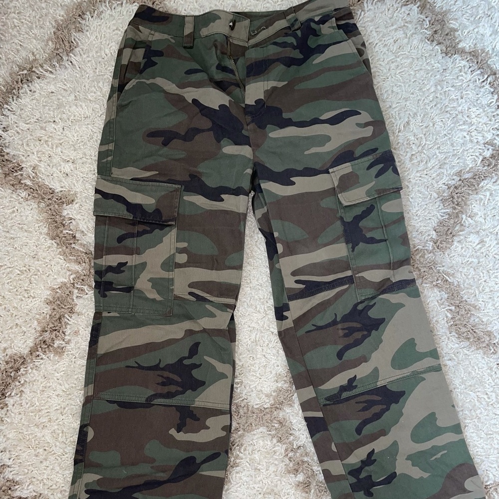 Camo Cargo Pants, size Medium, no damage.